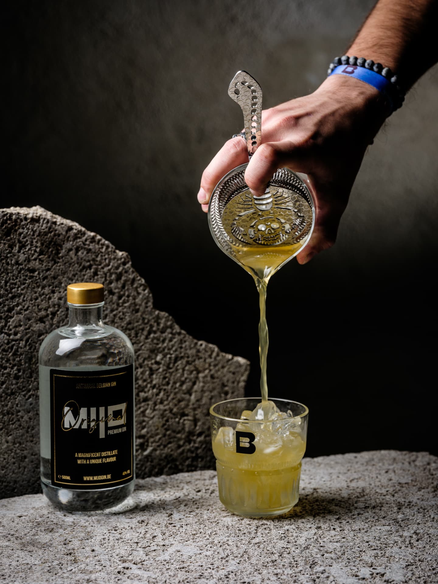 Een bartender die een Mijo Gin-cocktail schenkt tijdens de bediening